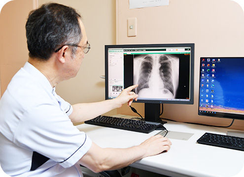 レントゲンを見て説明する医師