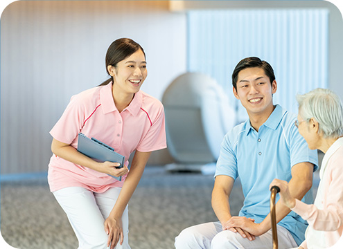 笑顔で話しかける看護師