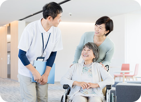 医師と楽しく話す家族